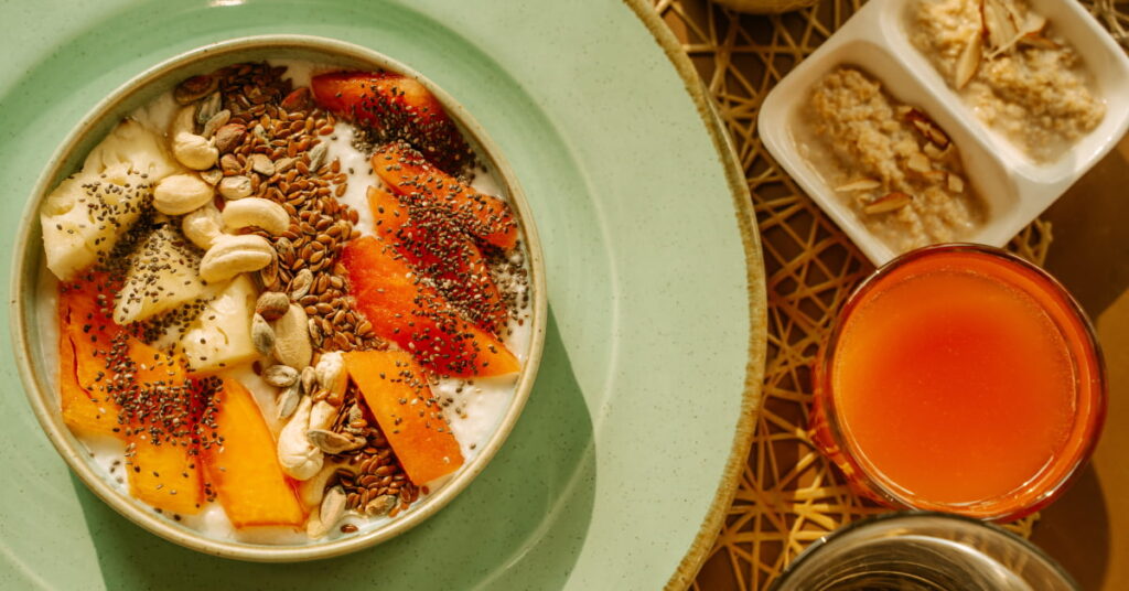 Opção de lanches para soltar e regular o intestino da mulher.