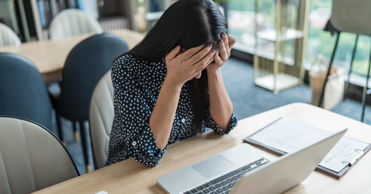 Mulher cansada no trabalho e com o peso travado sem saber o que comer