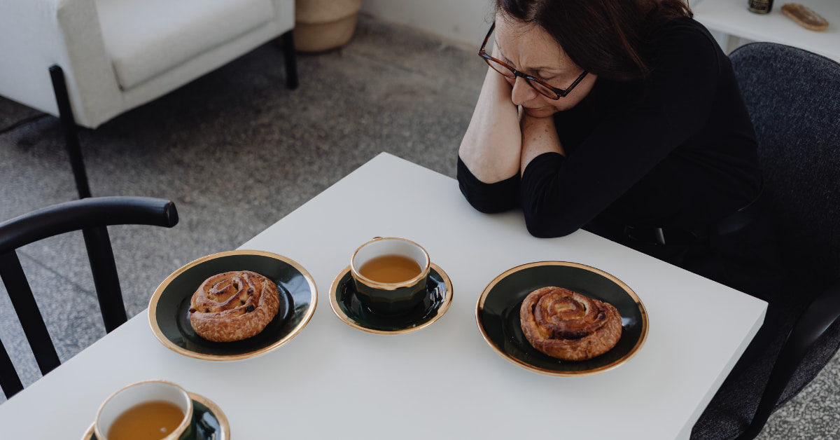 Mulher frustada no trabalho, com fome e sem saber o que comer.