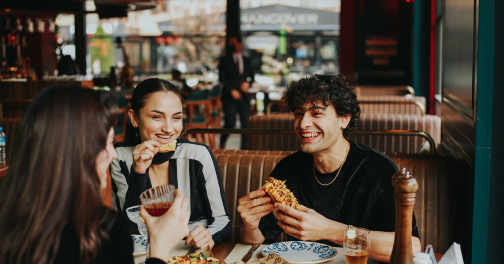 Mulher se divertindo no final de semana, comendo o que quer sem estragar a dieta da semana