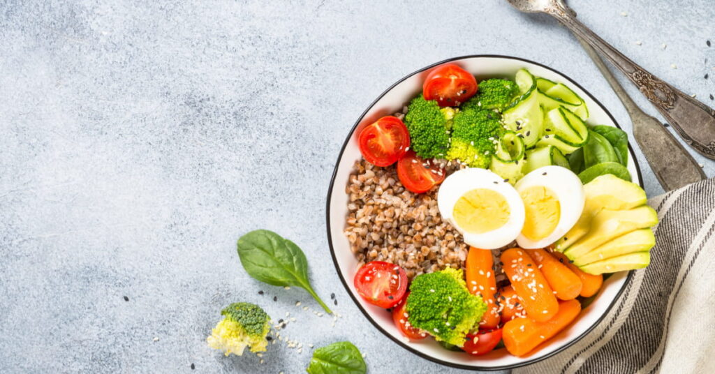 Prato de comida saudável e equilibrada representando a reorganização alimentar inteligente sem restrições exageradas.