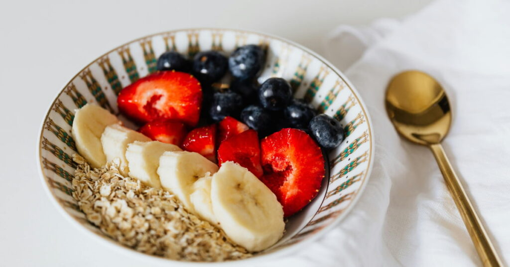 Alimentos ricos em triptofano como aveia e banana que ajudam a controlar a ansiedade e a fome emocional.