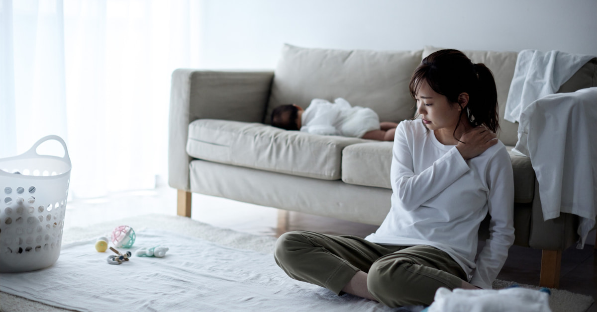 Mulher exausta após o trabalho tentando controlar a fome emocional em casa à noite.