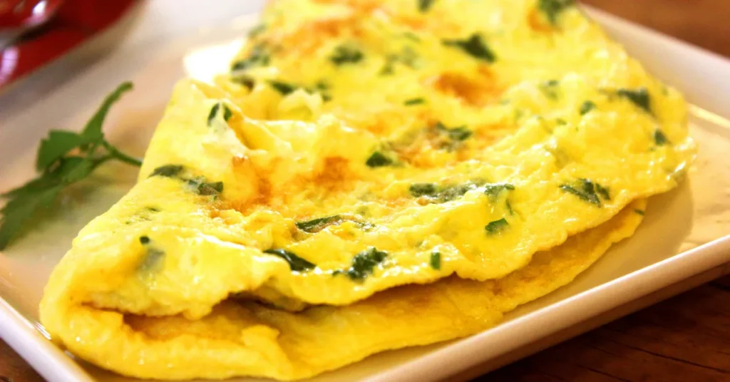 Omelete para consumir no café da manhã, sendo uma opção saudável para o emagrecimento.