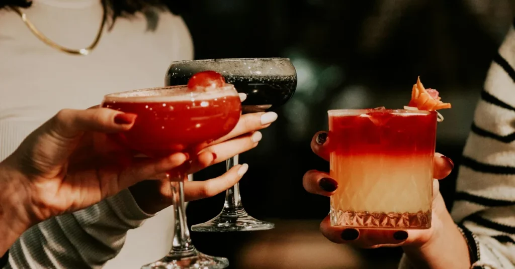 Mulher moderna conciliando drinks e emagrecimento na vida social com equilíbrio.