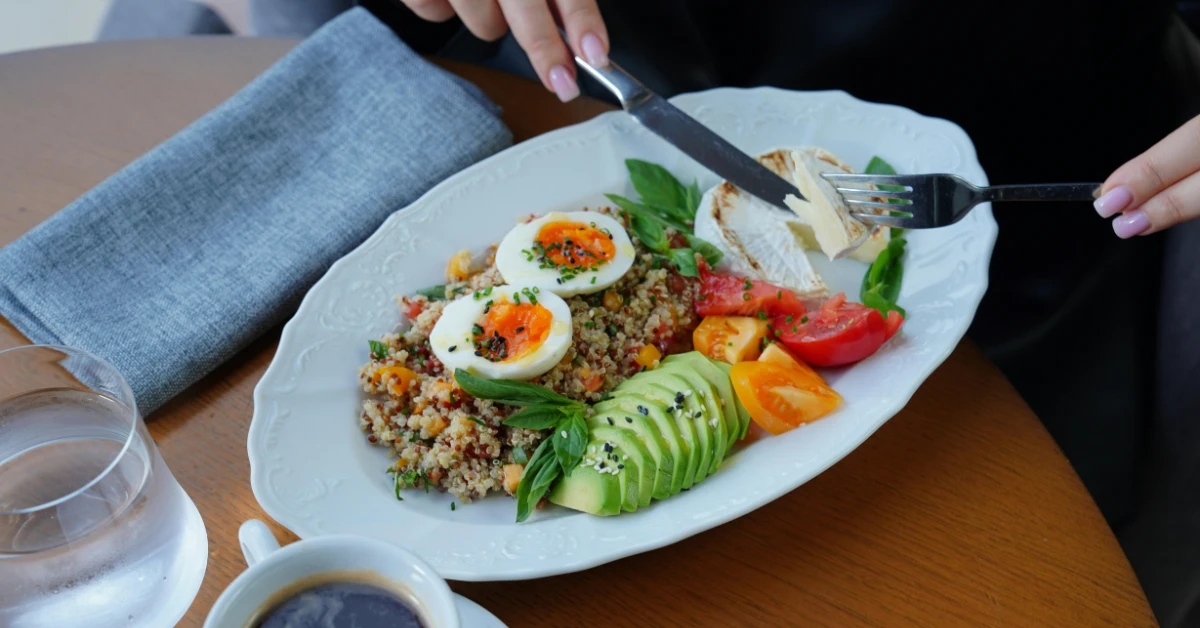 Por que sinto fome o tempo todo: prato equilibrado com proteínas e fibras para promover saciedade.