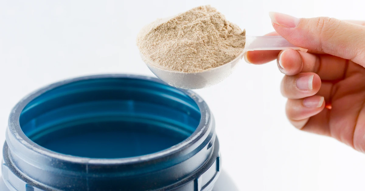 Creatina, whey e colágeno: suplementos alimentares na rotina de nutrição feminina.