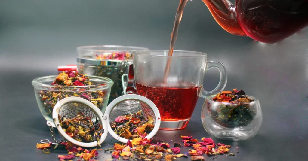 Chá para emagrecer funciona: ingredientes naturais frescos como hibisco, limão e hortelã para preparar infusões saudáveis.