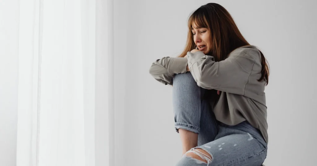 Tudo ou nada na dieta: mulher refletindo sobre o equilíbrio e a relação com a alimentação.