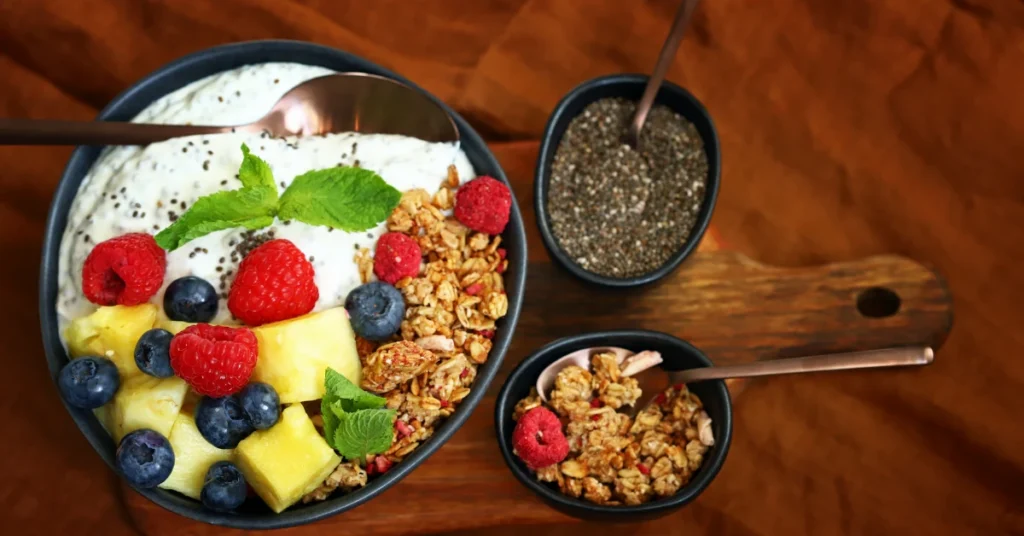O que comer no café da manhã para ter mais saciedade: opções com iogurte, aveia, ovos mexidos e pão integral.