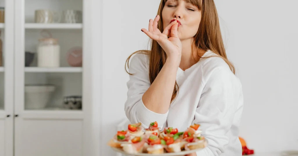 Velocidade da refeição e saciedade: prato equilibrado com vegetais e fibras para ajudar a comer mais devagar.