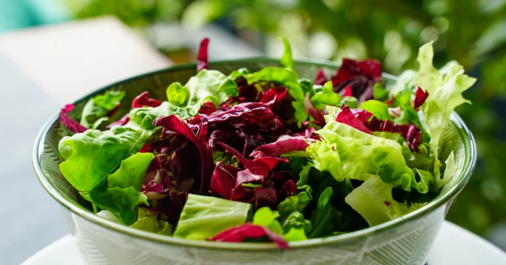 Como aumentar o consumo de fibras: grãos integrais, leguminosas e vegetais frescos dispostos na mesa.