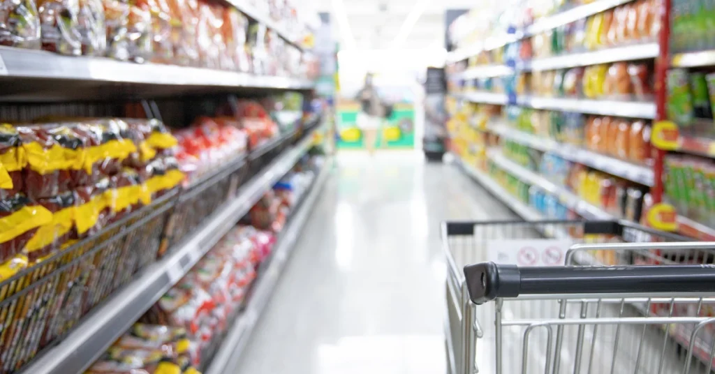 Como ler rótulos de alimentos: detalhe da tabela nutricional e lista de ingredientes no verso da embalagem.
