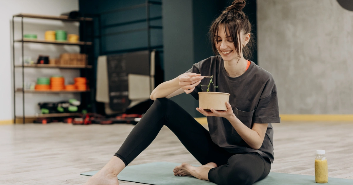 O que comer antes e depois do treino: mulher preparando um lanche saudável para ir à academia.