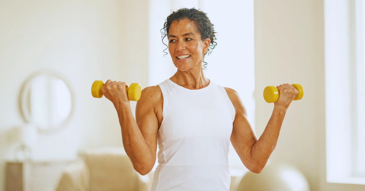 Emagrecer na menopausa: mulher madura sorrindo em um ambiente saudável e iluminado.